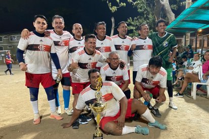 Flamengo de El Cóndor se quedó con el título de fútbol máster.