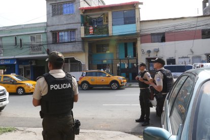 Este martes 17 de diciembre, policías se dirigieron al sitio donde se produjo el hecho violento, para resguardar la zona.