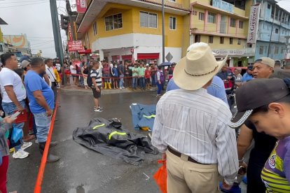 Las dos personas de la tercera edad quedaron tendidas sobre la calzada, luego de ser arrolladas por el camión.