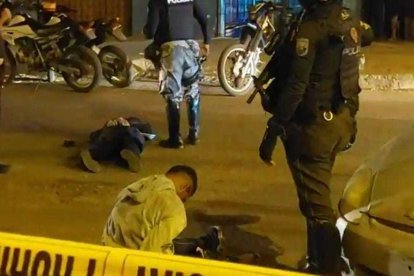 A uno de los sujetos se le habría caído un arma de fuego.