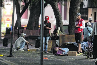 Consumidores se instalan en las bancas para drogarse.