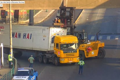 El tráiler quedó en peligro de volcarse y bloqueando parcialmente dos avenidas.