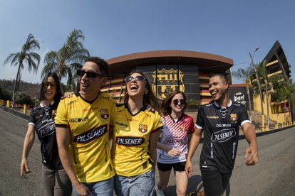 Camisetas de Barcelona en negro, amarillo y rojo con blanco.
