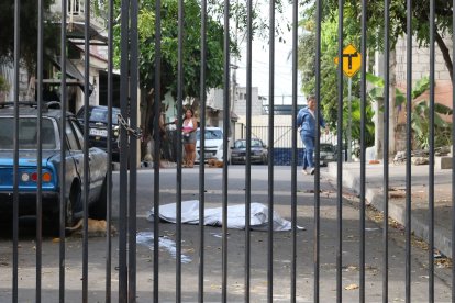 El cadáver quedó tendido debajo de un árbol, junto a un vehículo.