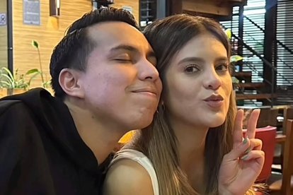 El humorista junto a su novia Givanna, una joven azafata de quien se enamoró a primera vista.