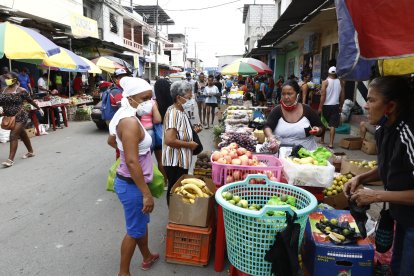 El sueldo básico alcanza cada día menos. Los ciudadanos optan por comprar cantidades reducidas para así poder ‘parar la olla’.