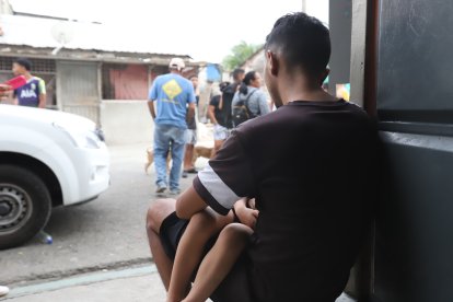 Steven, el padre, intentaba consolar al pequeño. Su mamá asegura que el niño se incomoda cuando no escucha.