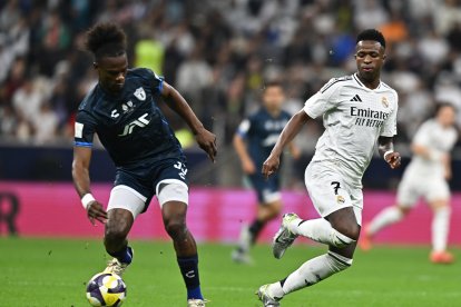 Andrés Micolta del Pachuca y  Vinicius Junior del Real Madrid.