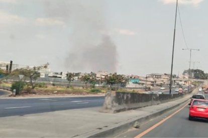 Así se ve de lejos el incendio forestal en la Autopista Narcisa de Jesús.