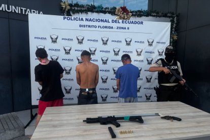 En poder de los menores retenidos se encontró dos armas de fuego y varias municiones.