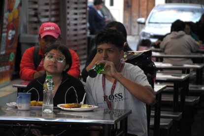 Algunos quiteños prefieren pasar la resaca comiendo con su pareja.