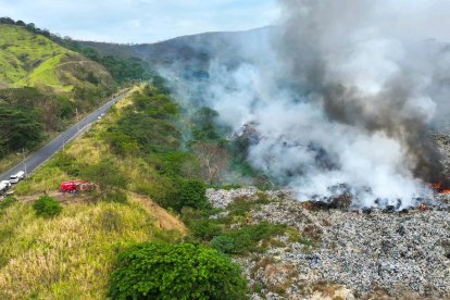 El incendio en un botadero de basura de Esmeraldas.
