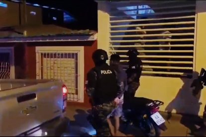 Momento en que capturan al sospechoso, en Esmeraldas.