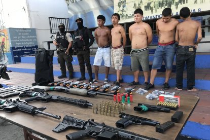 A los sujetos se les encontró, entre otros objetos, armas de fuego y municiones.