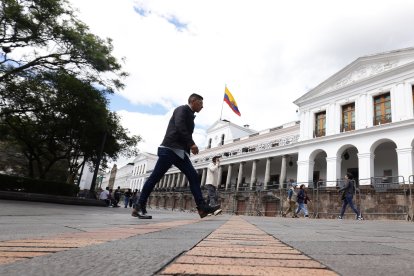Los ciudadanos no pueden acercarse a la fachada del Palacio de Carondelet, como era habitual.
