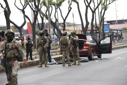 Militares siguieron a Carlos y Eduardo, quienes finalmente se detuvieron en la avenida Domingo Comín. Luego, fueron llevados a una casa de salud.