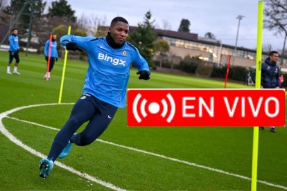 Moisés Caicedo y el Chelsea juegan ante el Everton.