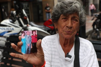 Esta es la única foto que conservar de Jorge. En la imagen, posa con su hermana y sobrina.