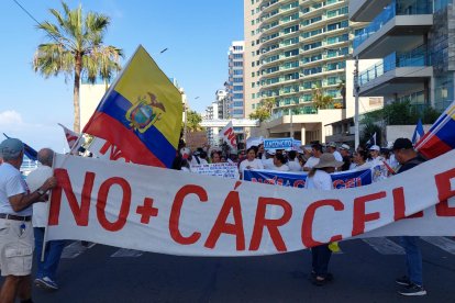 Manifestación en el malecón de Salinas por construcción de cárcel.