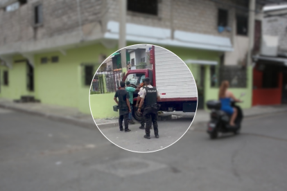 El conductor perdió el control del vehículo y se estrelló contra un poste, cerca de una casa verde.