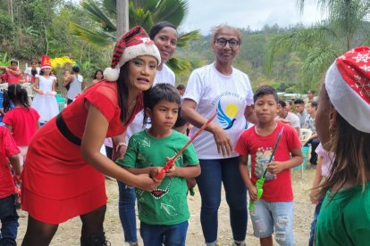 Teresa Yépez realiza agasajos en estas festividades de Navidad, en zonas de escasos recursos de Esmeraldas.