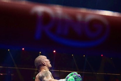 Usyk celebró de rodillas los cinturones de las tres organizaciones mundiales.