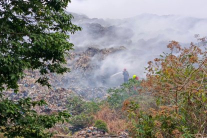 El incendio aún no ha cesado en esta parte de Esmeraldas.