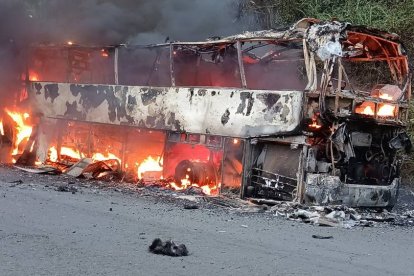 El bus quedó completamente en llamas.