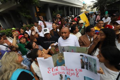 Personas protestan en los exteriores de la Fiscalía del Guayas por la desaparición de cuatro niños.