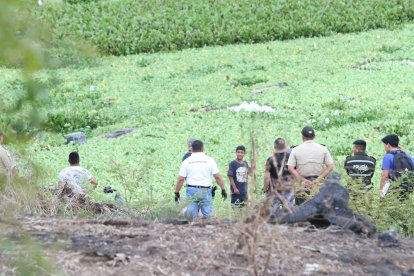 La policía llegó al lugar para retirar los cadáveres que se encontraban en el agua.DESMENBRADOS AG-PERIODISTA AG-GRANASA AG-EXTRA