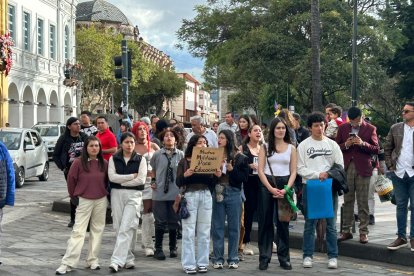 En el parque Calderón, de Cuenca, hay reclamos por la desaparición de cuatro niños en Guayaquil.