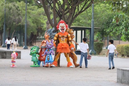 En el Parque Samanes también hay una feria de monigotes.
