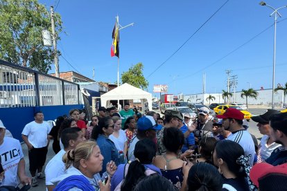 Familiares de los pescadores se mantienen expectantes ante noticias.