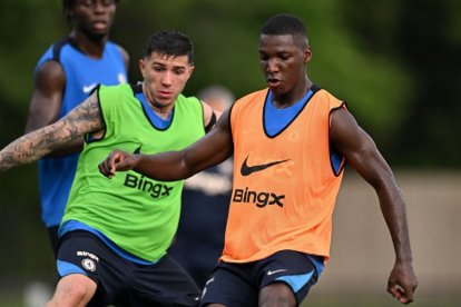 Moisés Caicedo (d) junto a Enzo Fernández, su dupla en el medio sector de Chelsea.