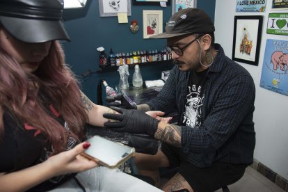 A Carlos Calaca le suelen pedir imágenes conmemorativas por estas fechas.