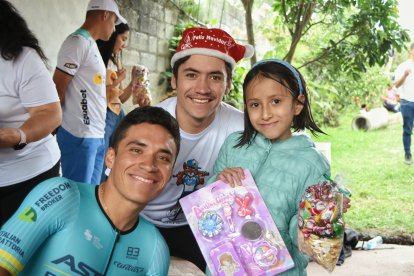 Martín (i) y su hermano Mateo, quien también es ciclista, pero del equipo Movistar BestPC, junto a una de las niñas de la parroquia La Esperanza, en Ibarra.