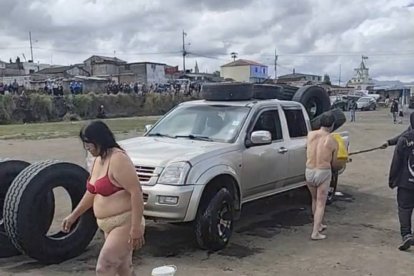 El momento del castigo indígena en Ambato.