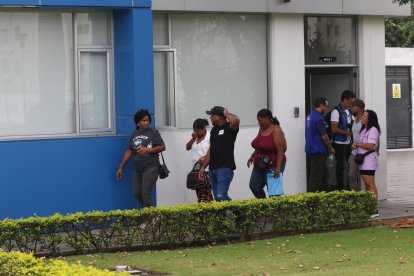 Familiares de los niños desaparecidos y defensores de los DD. HH. estuvieron en la morgue de Guayaquil este 25 de diciembre.