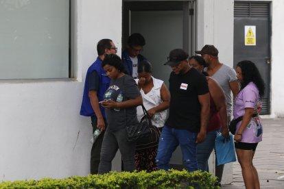 Familiares de los cuatro menores salieron del Laboratorio de Ciencias Forenses cerca de las 15:00.