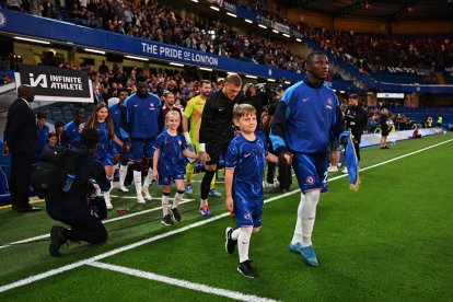 Moisés Caicedo lidera la volante de Chelsea.