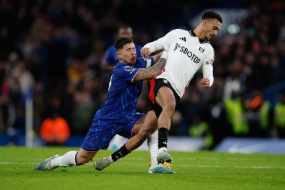 Londres (Reino Unido), 26/12/2024.- Enzo Fernández de Chelsea (L) y Antonee Robinson de Fulham en acción durante el partido de fútbol de la Premier League inglesa entre el Chelsea FC y Fulham FC en Londres, Gran Bretaña, 26 de diciembre de 2024. ( Reino Unido, Londres) EFE/EPA/DAVID CLIFF SÓLO PARA USO EDITORIAL. No se puede utilizar con audio, vídeo, datos, listas de partidos, logotipos de clubes/ligas, servicios "en vivo" o NFT no autorizados. Uso en línea durante el partido limitado a 120 imágenes, sin emulación de video. No se utiliza en apuestas, juegos o publicaciones de un solo club/liga/jugador.