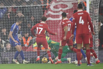 El jugador del Liverpool Curtis Jones marca el segundo gol durante el partido de la Premier League que han jugado Liverpool FC y Leicester City FC, en Liverpool, Reino Unido.