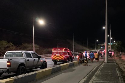 Continúan las labores de búsqueda de dos personas que se perdieron en el océano.