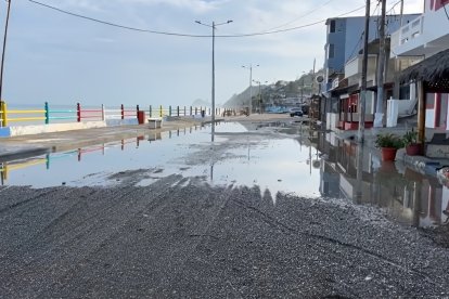 El oleaje afecta a Atacames.