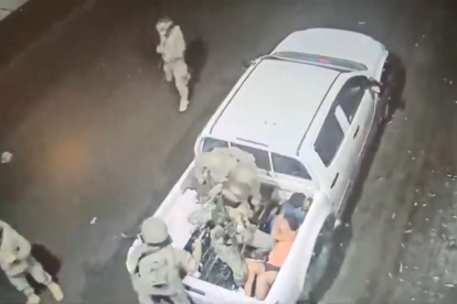 Una cámara de seguridad grabó el momento de la detención de los niños.