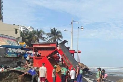 Este es uno de los daños causados por el oleaje en las costas de Manabí.
