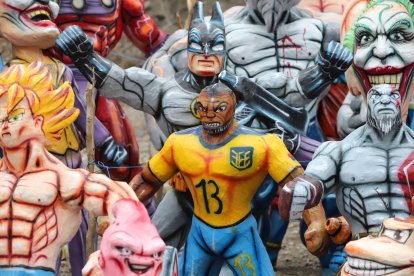 El muñeco de Enner Valencia es de los más ofrecidos en la calle 6 de Marzo, al sur de Guayaquil.