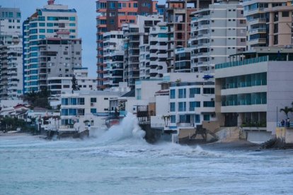 Salinas presentó fuerte oleaje en este último fin de semana.