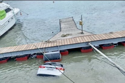 Ciudadanos reportan que en Puerto Lucía, Santa Elena, el oleaje arrastró vehículos.