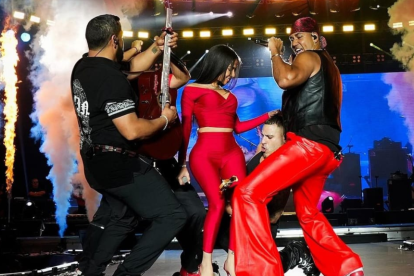 Aventura y Yailin La Más Viral durante un concierto en República Dominicana.